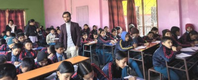  विद्यार्थीसँगै रमाउँदै, लेख्न सिकाउँदै विनोद 