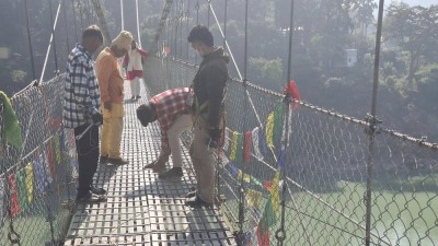  आवागमन रोकेर देवघाट जाने त्रिशुली नदीमाथिको झोलुङ्गे पुल मर्मत सुरु 