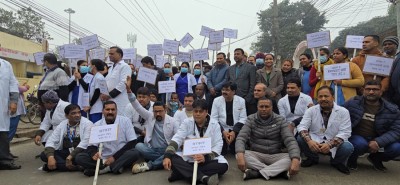  नारायणी अस्पतालमा ५ सय शय्याको भवन निर्माणको माग गर्दै चिकित्सकको धर्ना 