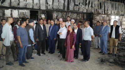  आन्दोलनकारीले ध्वस्त पारेको कांग्रेस पार्टी कार्यालयको एमाले नेताहरूले गरे अवलोकन 