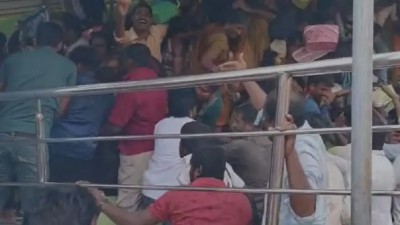  आन्ध्र प्रदेशको वेंकटेश्वर मन्दिरमा भागदौड मच्चिदा कम्तीमा नौ जनाको मृत्यु 