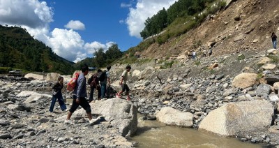  बाढीले क्षतिग्रस्त बीपी राजमार्गमा कष्टकर यात्रा 
