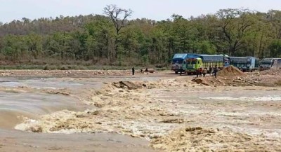  विनयी खोलाको डाइभर्सन बाढीले बगायो : नारायणघाट- बुटवल सडक अवरुद्ध 