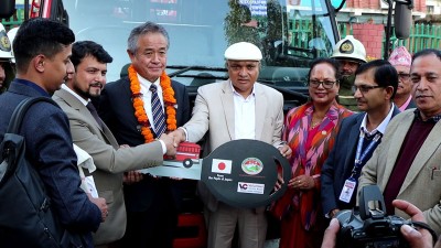  जापानको ओत्सुकी नगरप्रमुखद्वारा कागेश्वरी मनोहराका नगरप्रमुखलाई दमकलको साँचो हस्तान्तरण 