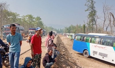 दाउन्ने सडकको हिलोमा फसेका सवारी साधन निकाल्न नसक्दा आवागमन अवरुद्ध 