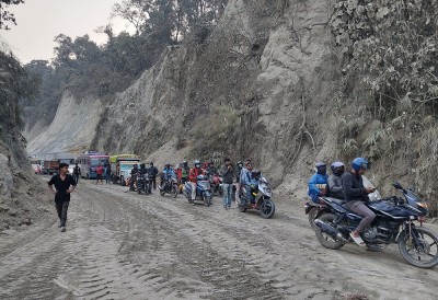  समयमै पुनर्निर्माण नहुँदा दाउन्ने सडकखण्डको यात्रा कष्टपूर्ण, १४ किलोमिटर बाटो पार गर्न तीन घण्टा  