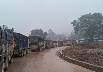  नारायणगढ-बुटवलको दाउन्ने क्षेत्रमा रातको समयमा सवारी बन्द गरेर सडक विस्तार 