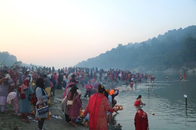  देवघाटमा मकर स्नानका लागि भक्तजनको घुँइचो (फोटोसहित) 