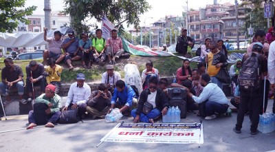  सडक पेटीमा गरिखान नदिएपछि दृष्टिविहीनद्वारा प्रदर्शन 