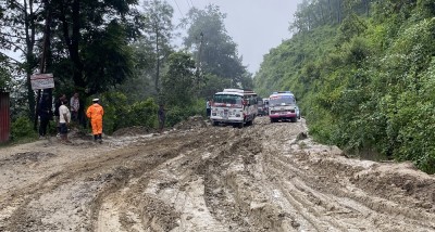  निर्माण अलपत्र हुँदा धुलिखेल- खावा खण्डमा तीन वर्षदेखि सास्ती बेहोर्दै यात्रा, घण्टौँ जाम 