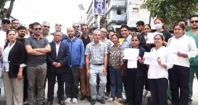  माइतीघरमा चिकित्सकहरुको विरोध प्रदर्शन, देशभर आकस्मिक बाहेकका सेवा ठप्प 