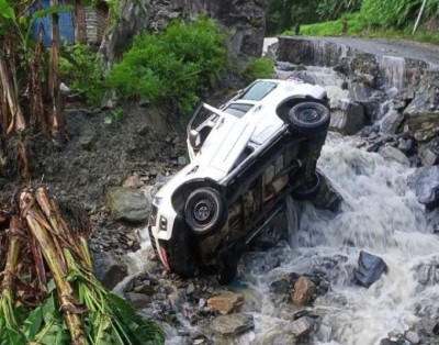  बाढीले गाडी बगायो, विद्यालय र ज्येष्ठ नागरिक आश्रमको भवनमा क्षति 