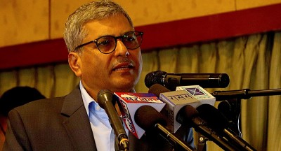  अर्थतन्त्र सुधार हुँदै गइरहेको छः गभर्नर अधिकारी 