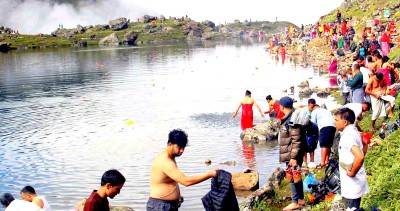  गोसाइँकुण्डमा स्नान गर्न भक्तजनको आगमन सुरू 