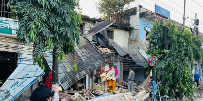  हेटौँडा बजार क्षेत्रमा सडक भत्काउन सुरु गरियो 