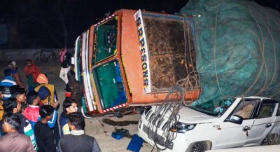  भारतमा आँप बोकेको ट्रक पल्टिँदा ९ जनाको मृत्यु, ११ घाइते 