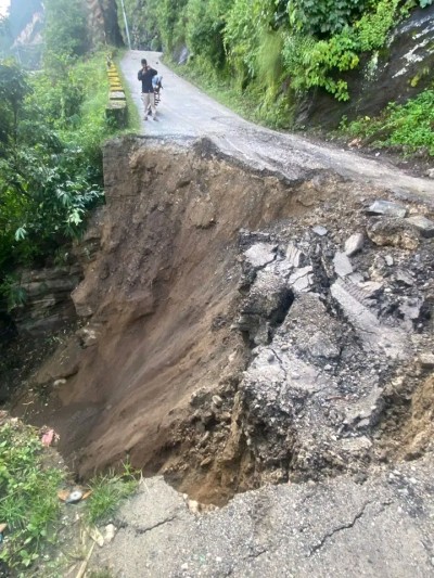  सडक भासिएपछि कर्णाली राजमार्ग अवरुद्ध 