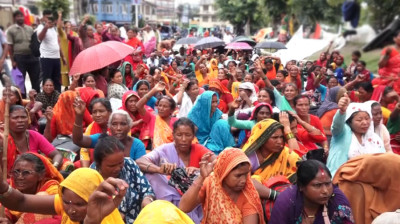  लघुवित्त पीडितहरु भन्छन्- माग पूरा नभएसम्म घर फर्किनौं 