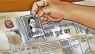 भूमिहीन सुकुम्वासीलाई लालपुर्जा वितरण गरिँदै 