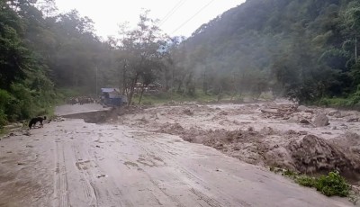  मोदी खोलाले सडक बगाउँदा घान्द्रुकमा पर्यटक अलपत्र 