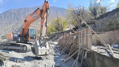  कालीगण्डकीको बाढीबाट जोमसोम बजार जोगाउन तटबन्धन निर्माण धमाधम 