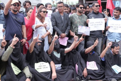  कालो कपडासहित कांग्रेस पार्टी कार्यालय अगाडि नेविसंघको प्रदर्शन 
