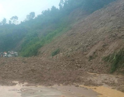  पहिरो खसेपछि पृथ्वी राजमार्ग अवरुद्ध  