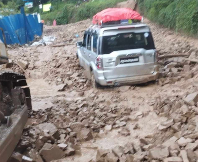  पहिरोले नागढुङ्गा- नौबिसे सडक खण्ड अवरुद्ध 