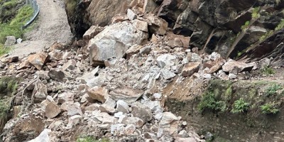  पहिरोले कर्णाली राजमार्ग अवरुद्ध 
