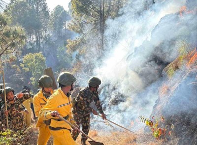  पाल्पाको जङ्गलमा अपराह्नदेखि लागेको आगो नियन्त्रणमा नआउँदा गाउँ जोखिममा  
