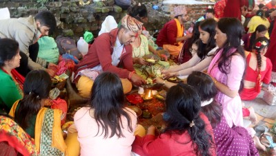  टेकुको ऋषेश्वर मन्दिरमा पूजा गर्न भक्तजनको घुइँचो (फोटो फिचर) 