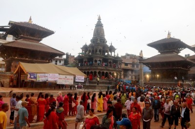  पाटनको कृष्ण मन्दिरमा दर्शनार्थीको घुइँचो (फोटो फिचर) 