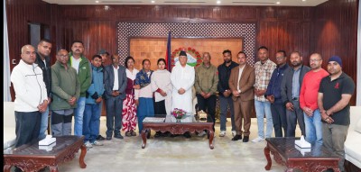  तीनकुने घटनामा मारिएका पत्रकार रजककी पत्नीलाई रोजगारीको व्यवस्था गर्छौं : प्रधानमन्त्री ओली 