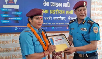  सडकमै सुत्केरी गराउन सघाएकी प्रहरी जवान देउवा पुरस्कृत [साथमा भिडियो] 