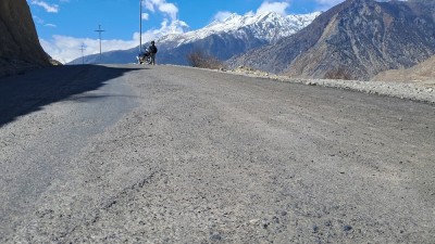  घरपझोङ सडकमा गुणस्तरहिन कालोपत्र, वडाले माग्यो पूर्वाधार कार्यालयसँग स्पष्टीकरण 