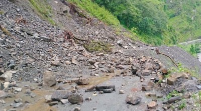 सुक्खा पहिरोले हेटौंडा-काठमाडौं सडक अवरुद्ध 