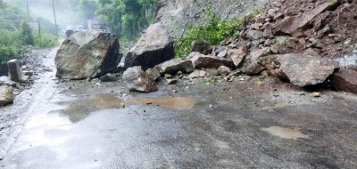  नारायणगढ-मुग्लिन खण्ड अवरुद्ध, पन्छाइँदै सडकको पहिरो 