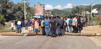  बसको ठक्करबाट पैदलयात्रीको मृत्युपछि अरनिको राजमार्ग अवरुद्ध 
