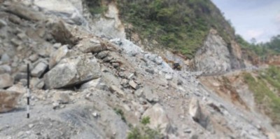  सुक्खा पहिरोले अवरुद्ध  खाँदबारी–किमाथाङ्का सडकखण्ड अझै सुचारु हुन सकेन 