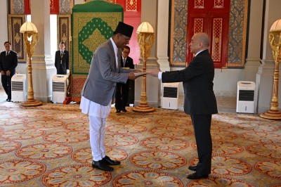 राजदूत ओलीद्वारा कम्बोडियाका राजा सिहामोनीसमक्ष ओहोदाको प्रमाणपत्र प्रस्तुत 