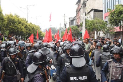  ओली-लेखक पक्राउको विरोधमा काठमाडौँसहित देशभर एमालेको प्रदर्शन 