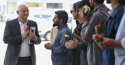  युवाद्वारा नेताहरुलाई फूलसहित नेतृत्व फेर्न आग्रह 