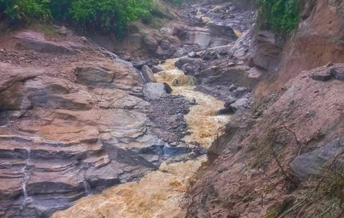  पङ्खुखोलामा आएको बाढीले दिक्तेल-चखेवाभञ्ज्याङ सडक अवरुद्ध 