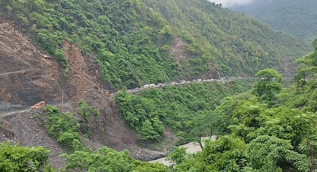  दव्ल्याङमा पहिरोले कालीगण्डकी करिडोर ठप्प 