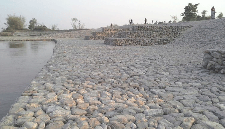  नदीले कटान गरेका उदयपुरका विभिन्न स्थानमा तटबन्धन निर्माण सुरु 